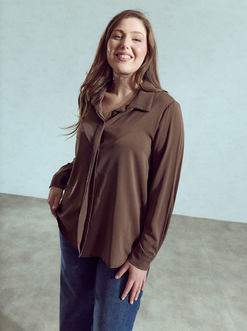 Shirt with point collar in brown