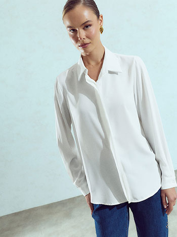 Shirt with point collar in off white