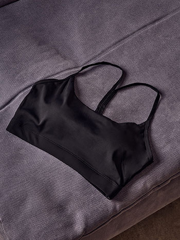Solid sports bra in black