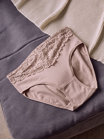 High waisted briefs with lace in beige