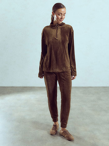 Velvet sweater and trousers set in brown