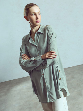 Long shirt with side buttons in mint