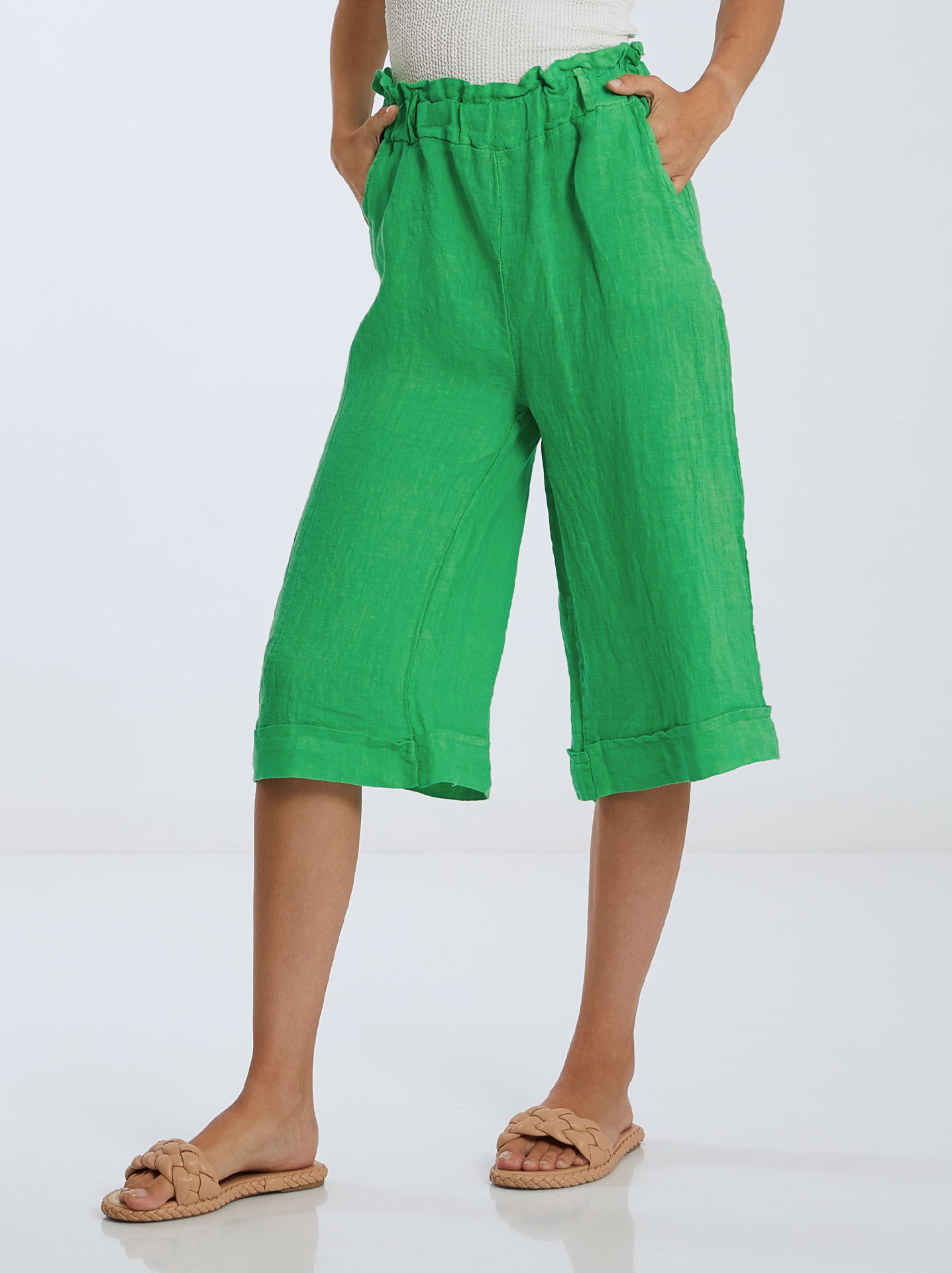 Linen capri trousers in light green, 9.99€