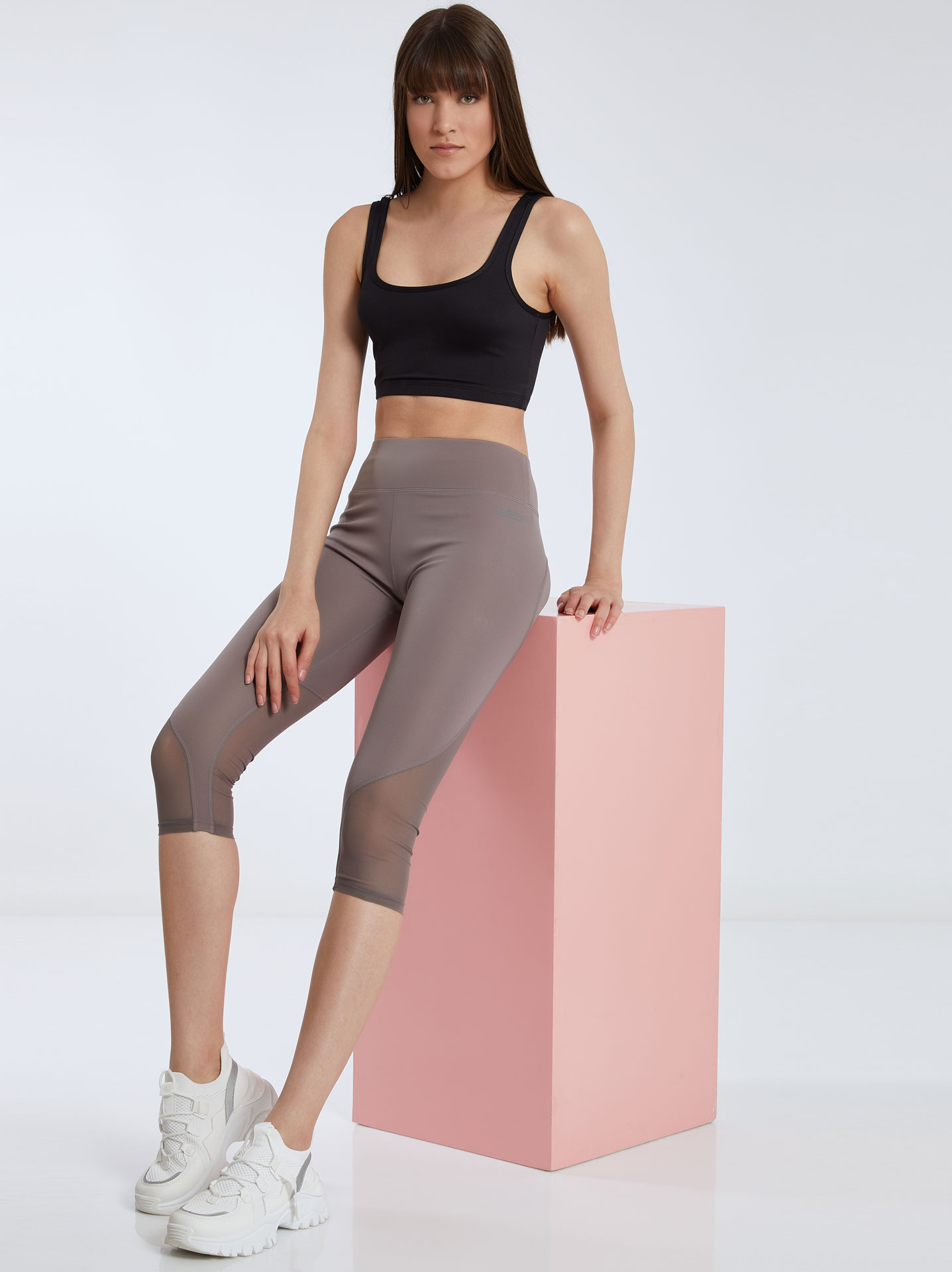 Capri leggings wih semi sheer details 