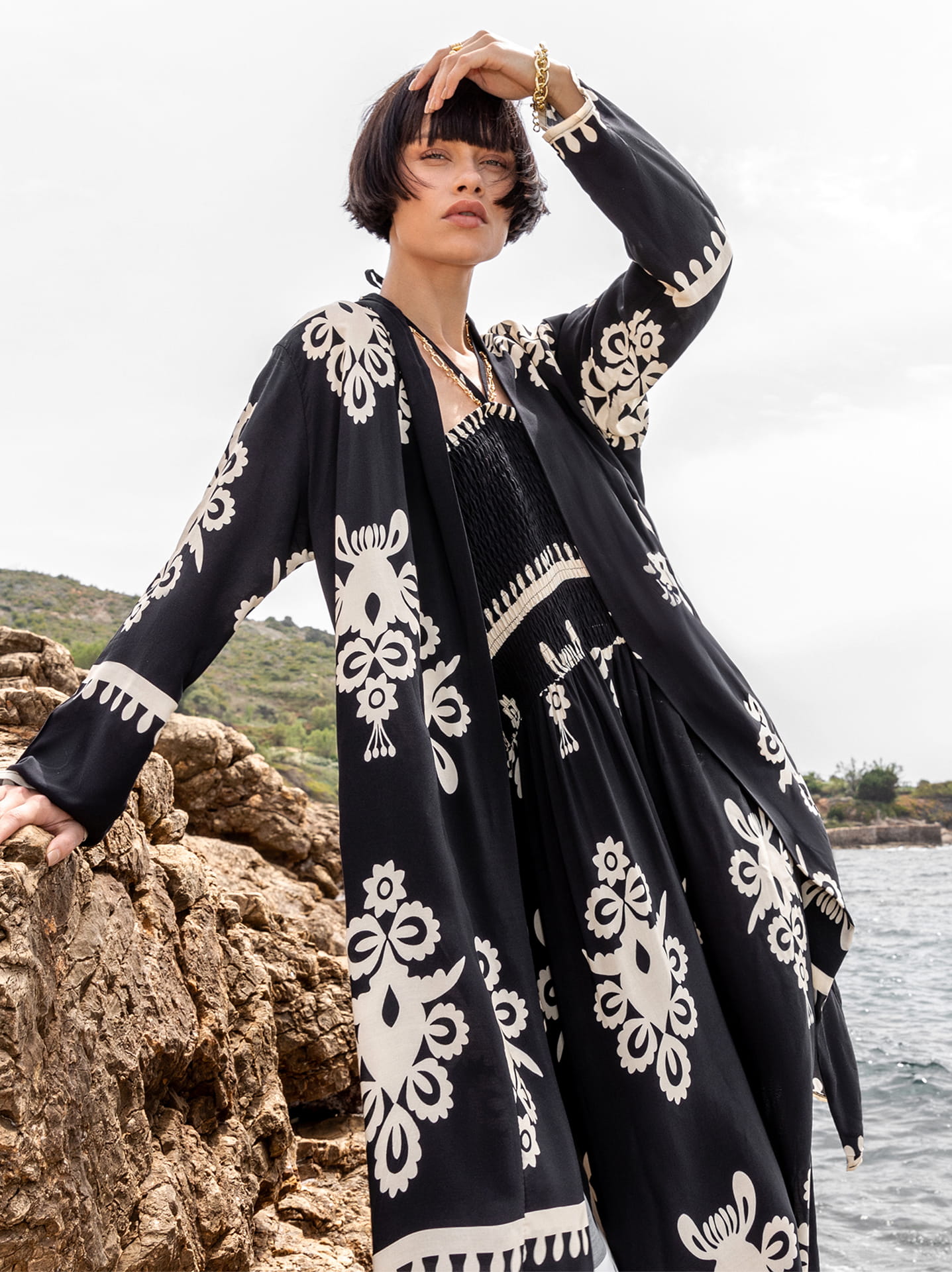 Printed long kimono in black | Celestino