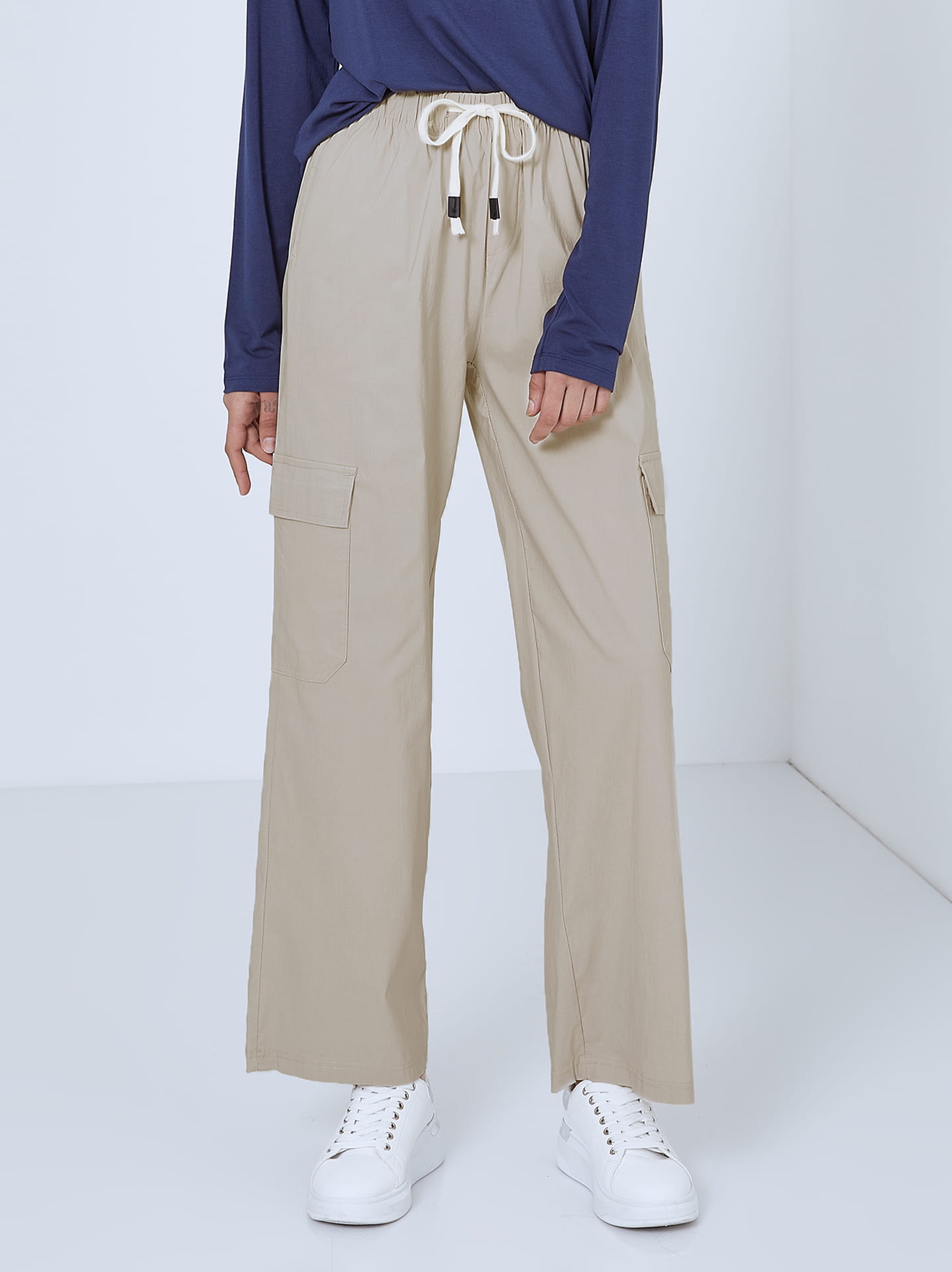 Monochrome cargo trousers curvy in light grey, 12.99€