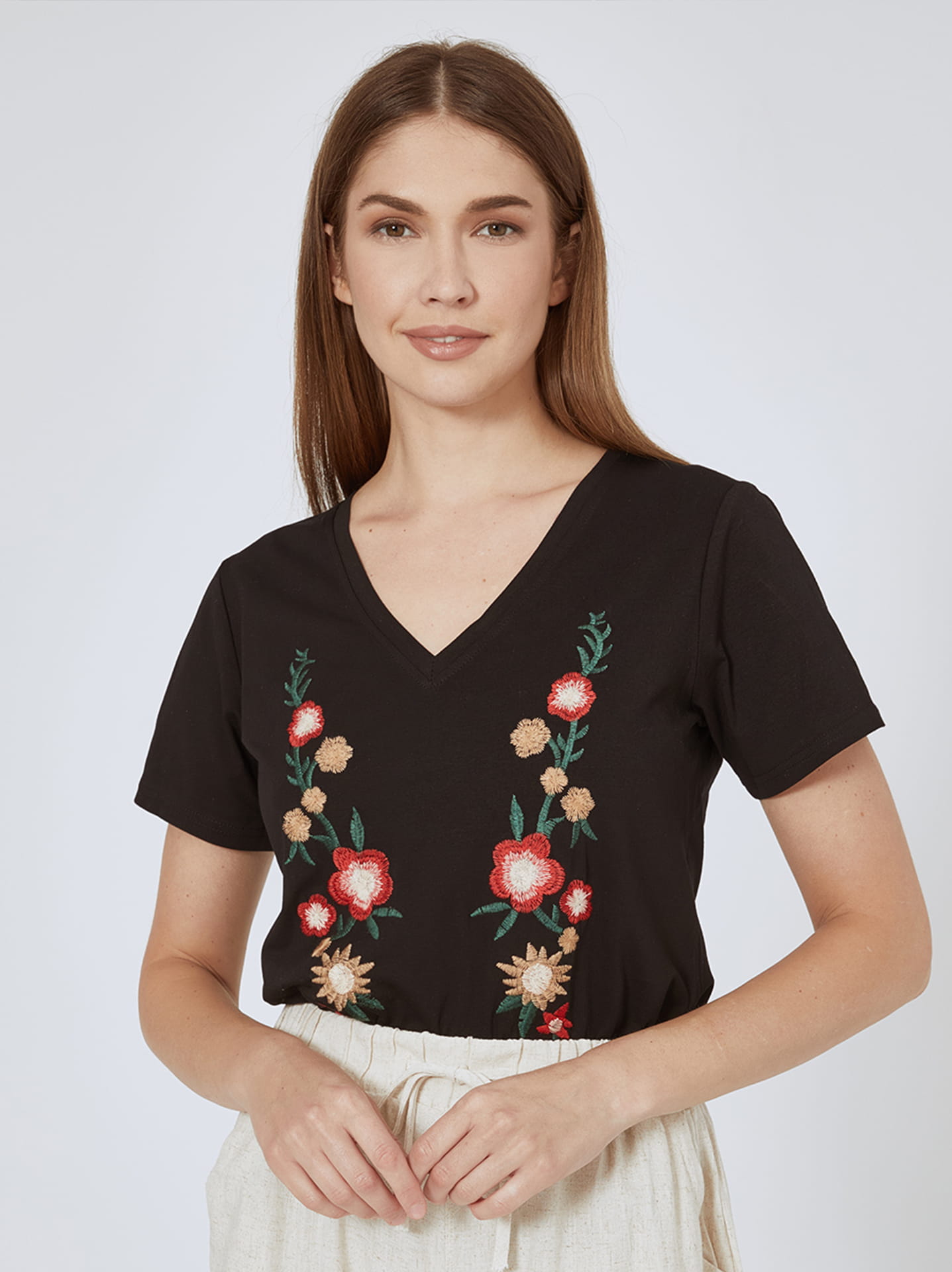 T-shirt με κέντημα σε μαύρο