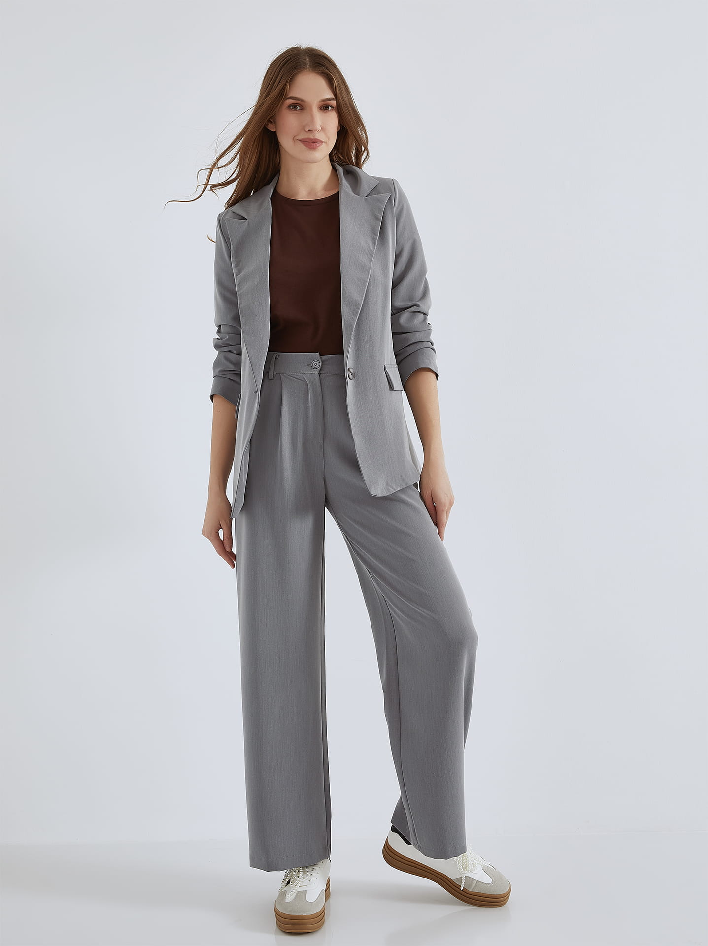 Κοστούμι με sneakers