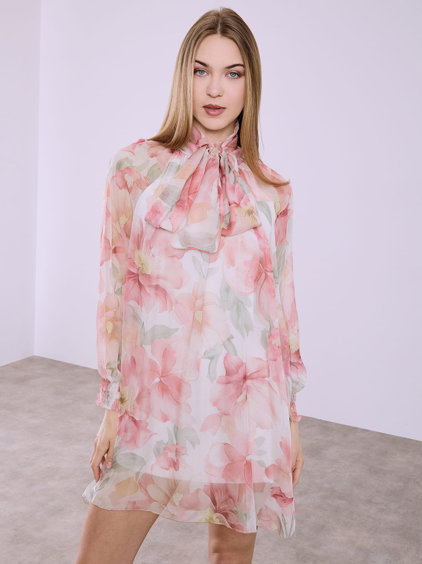 Μίνι φλοράλ φόρεμα με διαφάνειες