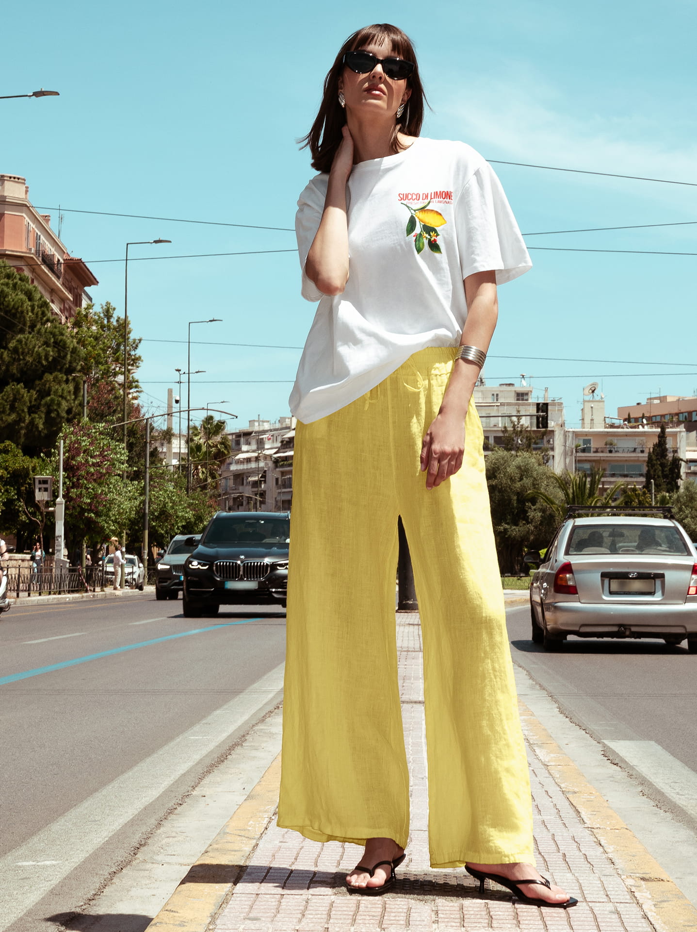 Παντελόνα σε butter yellow με T-shirt