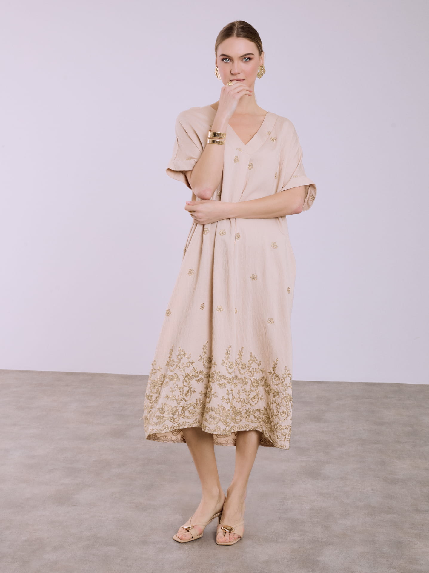 Τοπ με βολάν και λευκό τζιν