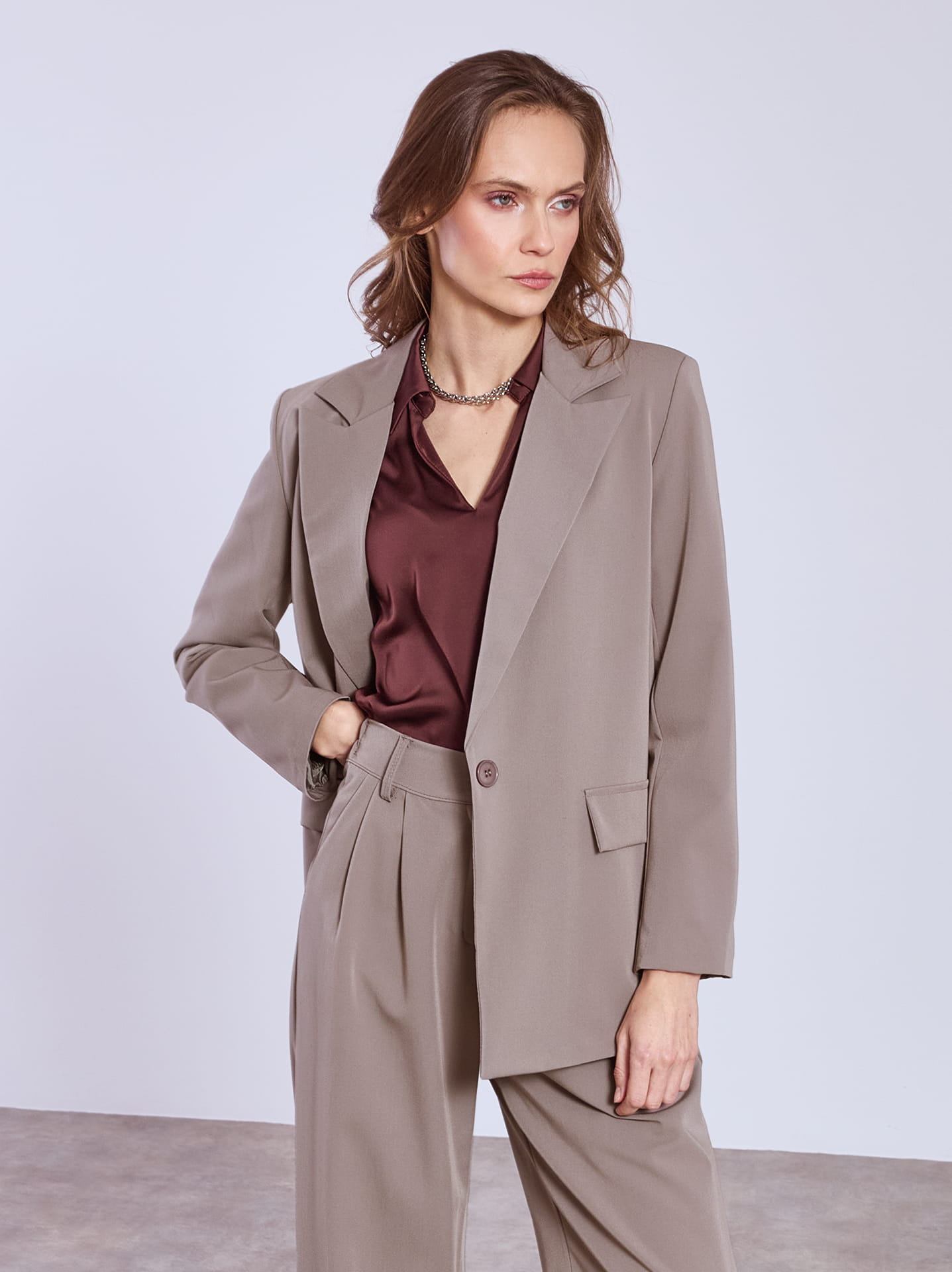 Καφέ κοστούμι