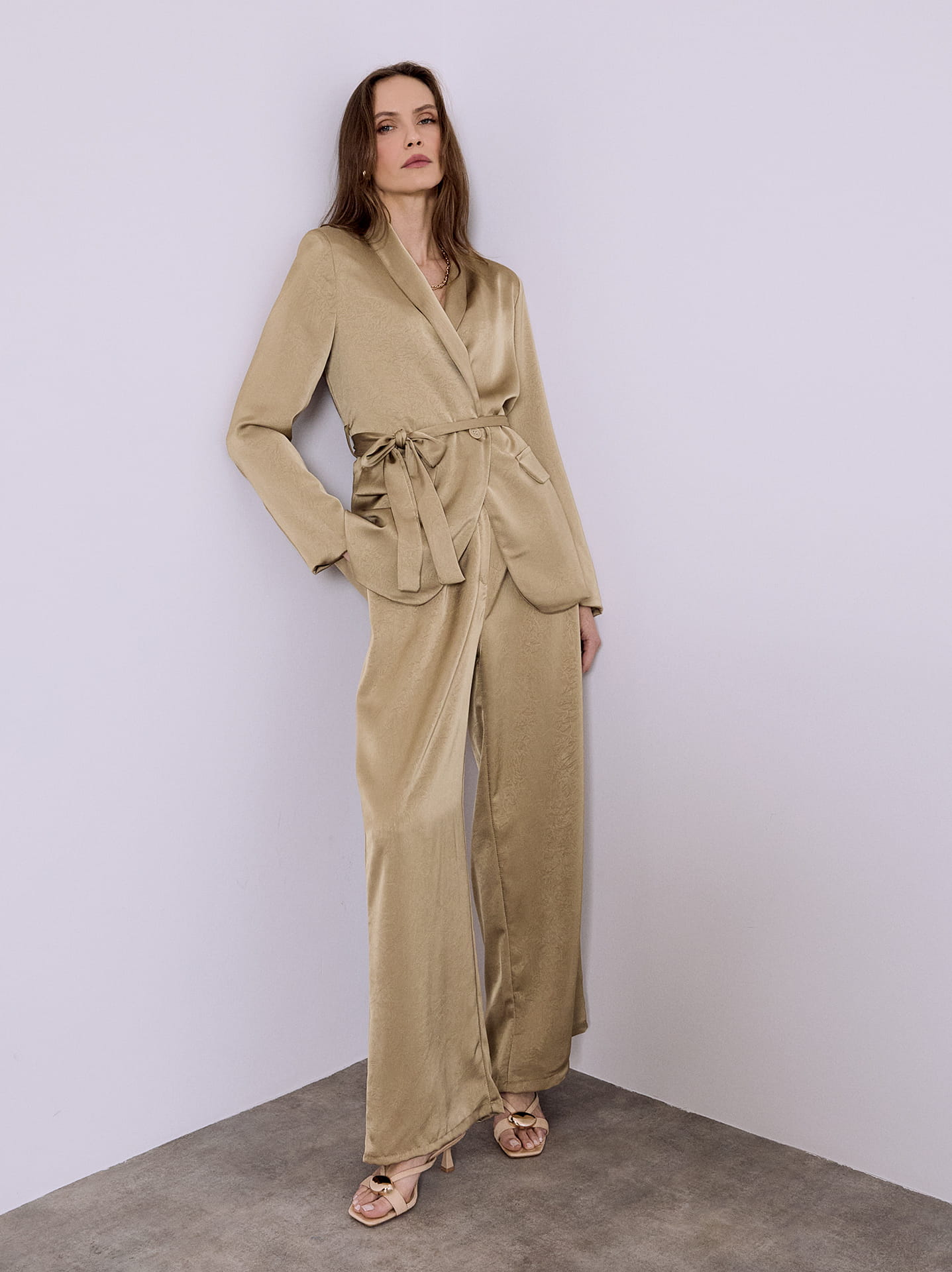 Παντελόνι σε ουδέτερη απόχρωση με σακάκι