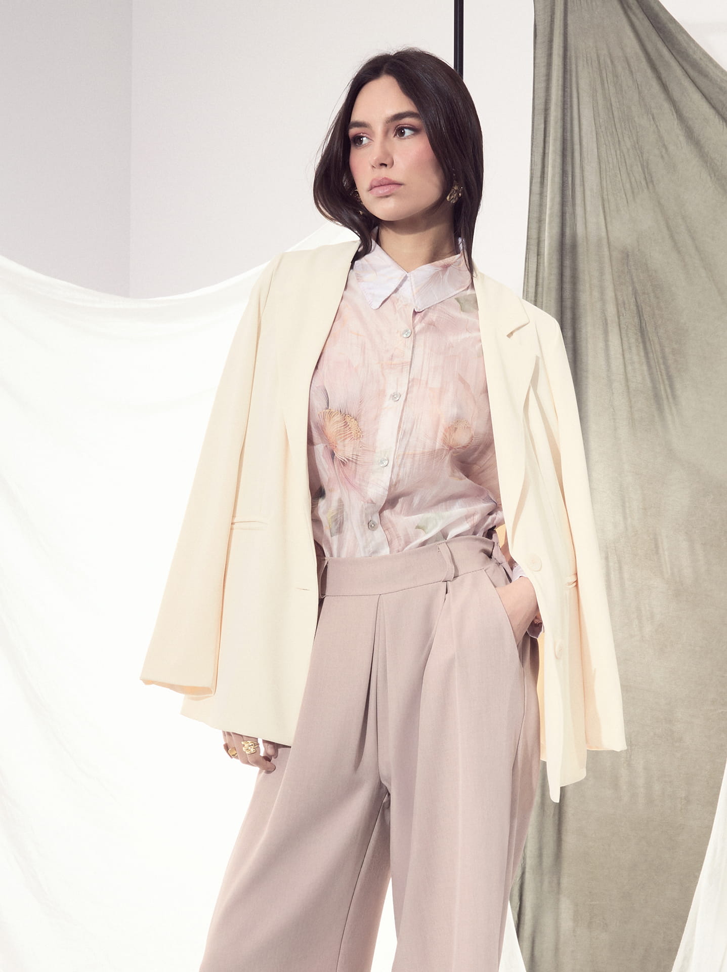 Σακακι πανω απο πουκαμισο και παντελονα