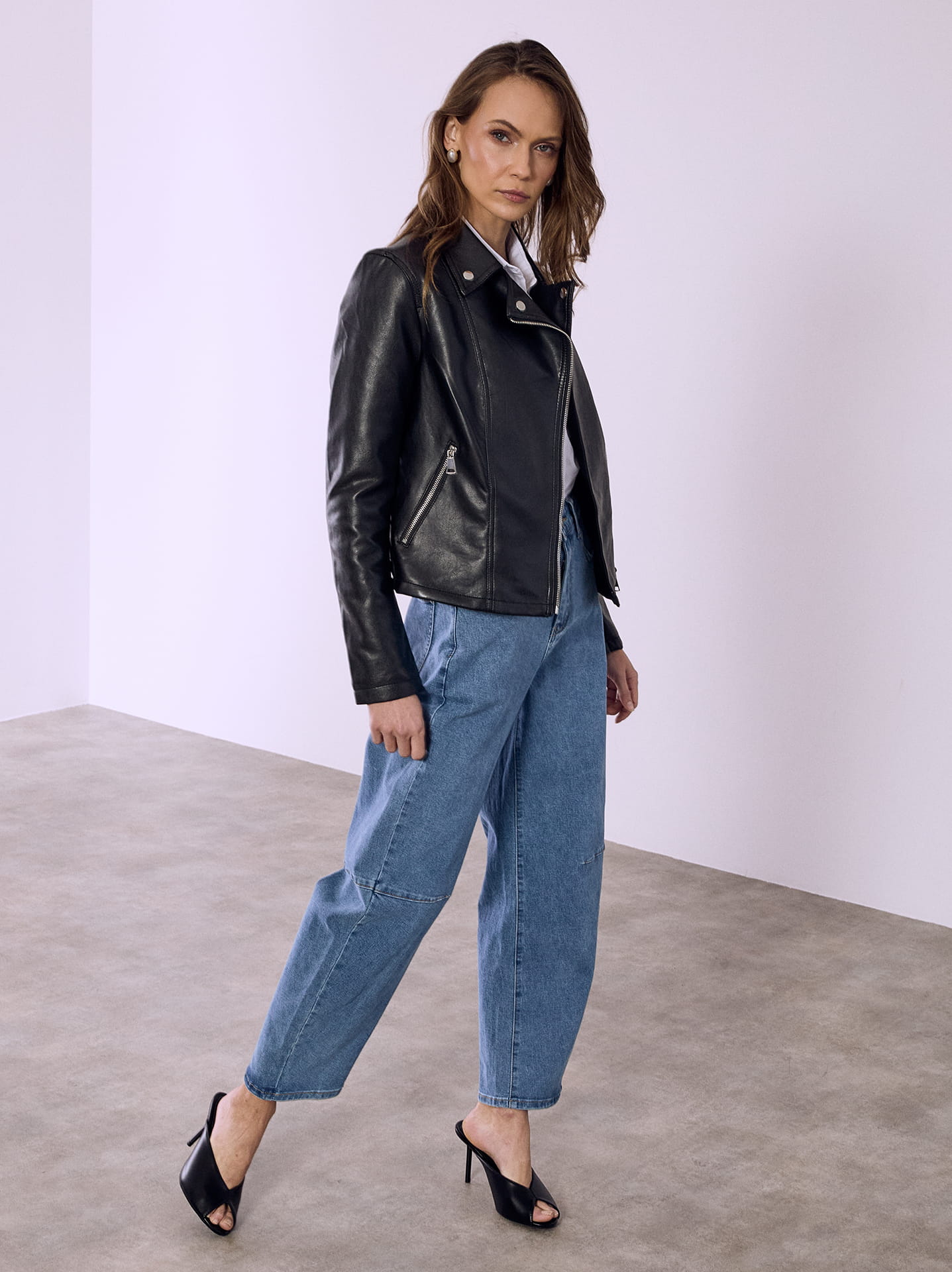 Μαύρο δερματινο μπουφαν με τζιν