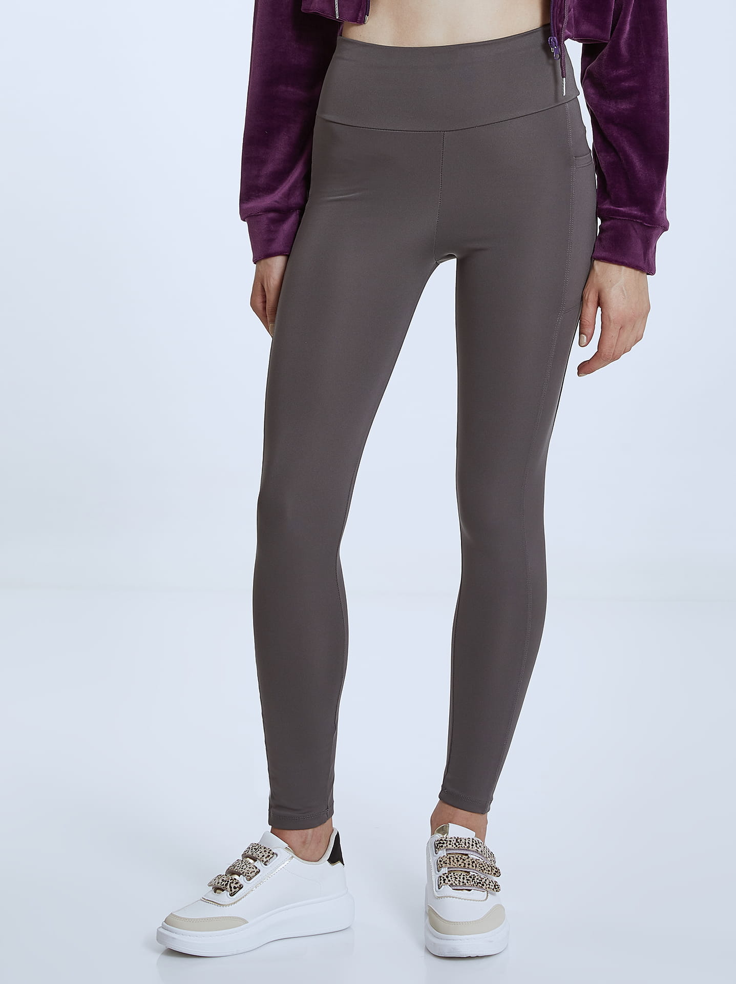 Elastic leggings with pocket in grey, 11.99€