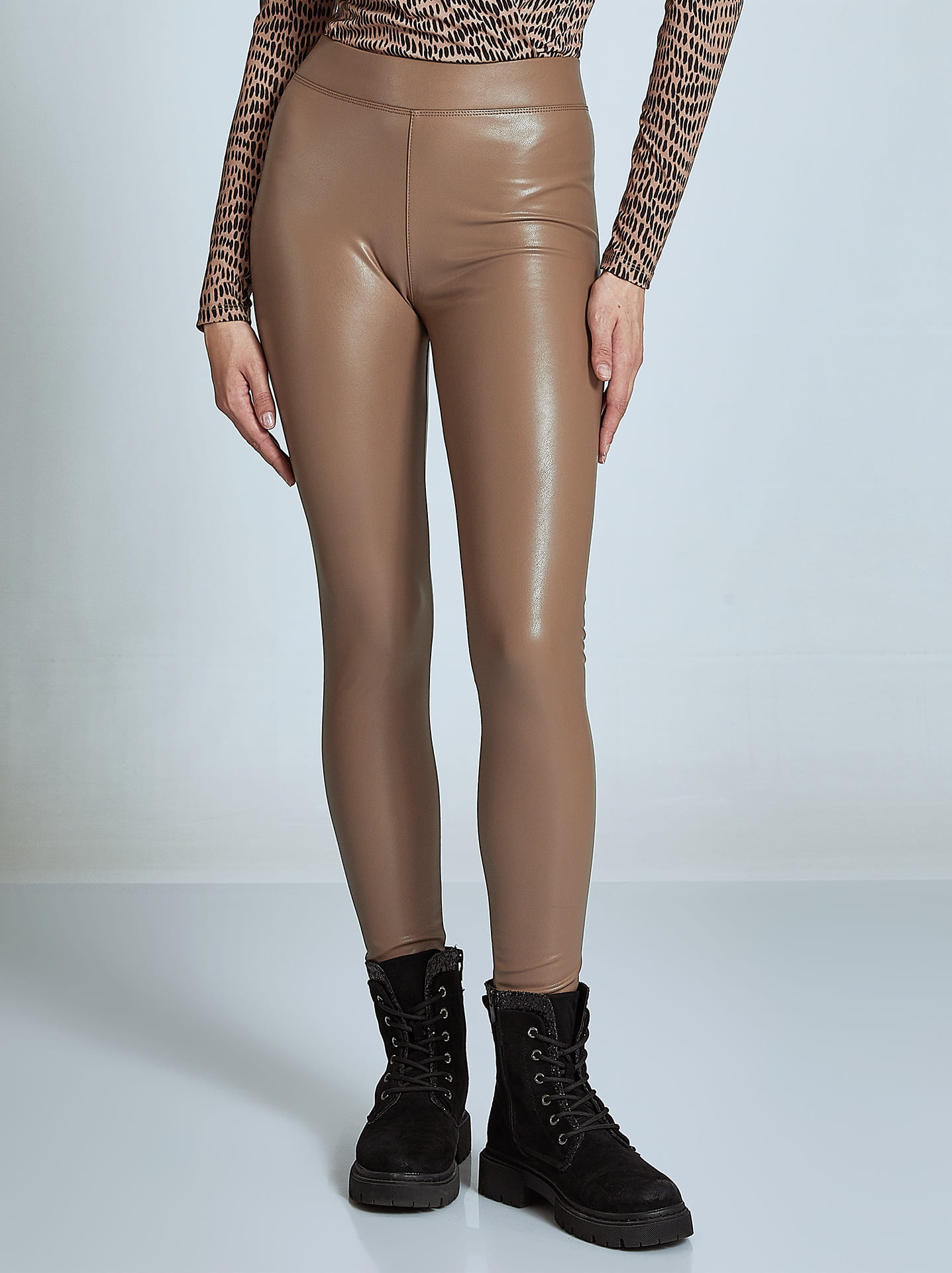 Leather effect high waist leggings in light brown, 9.99€