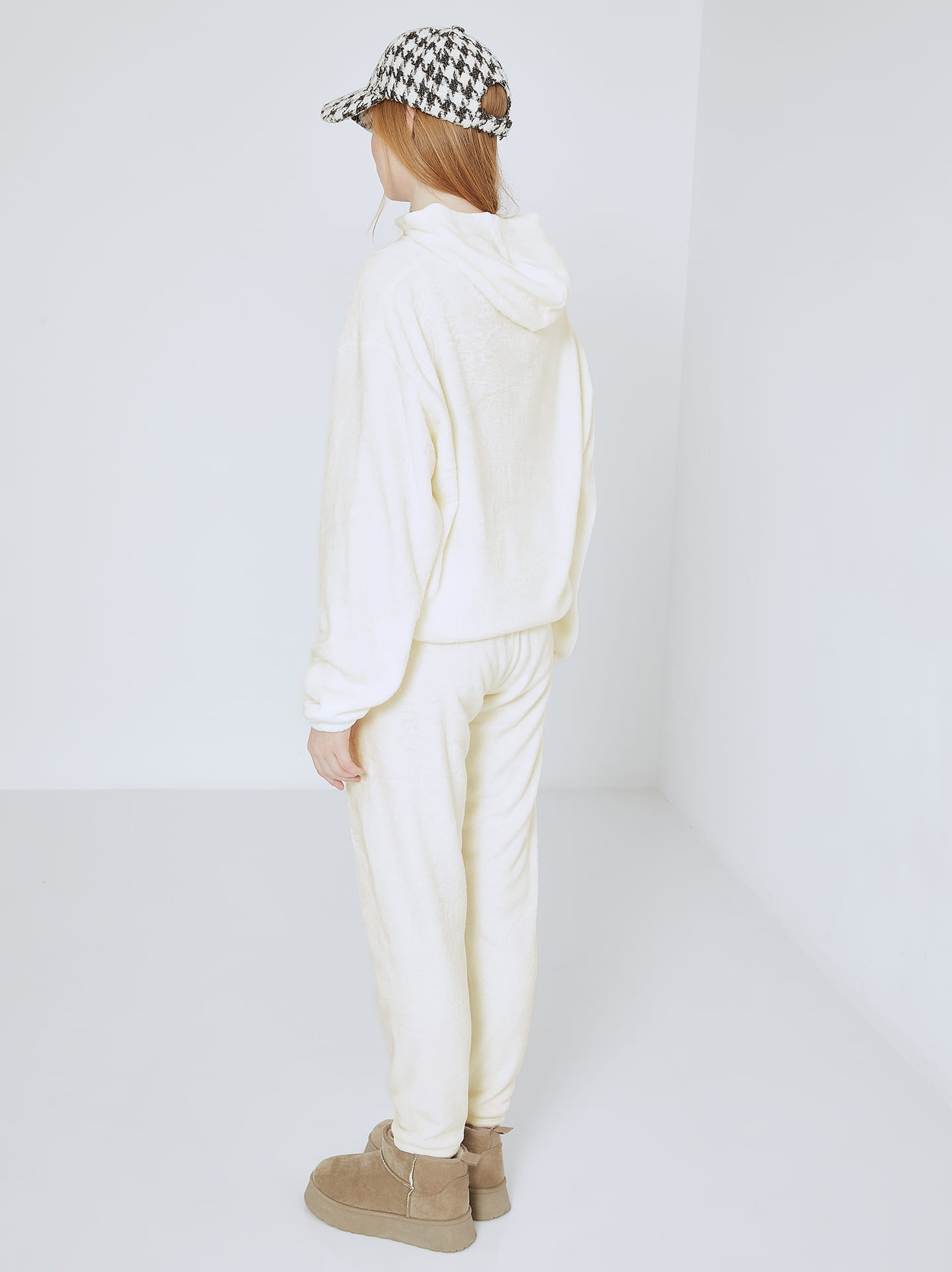 Lunangelinaルナアンヘリナ Bicolor Fleece set up Σετ φόρμας fleece με κουκούλα σε εκρού, 19,99€ | Celestino