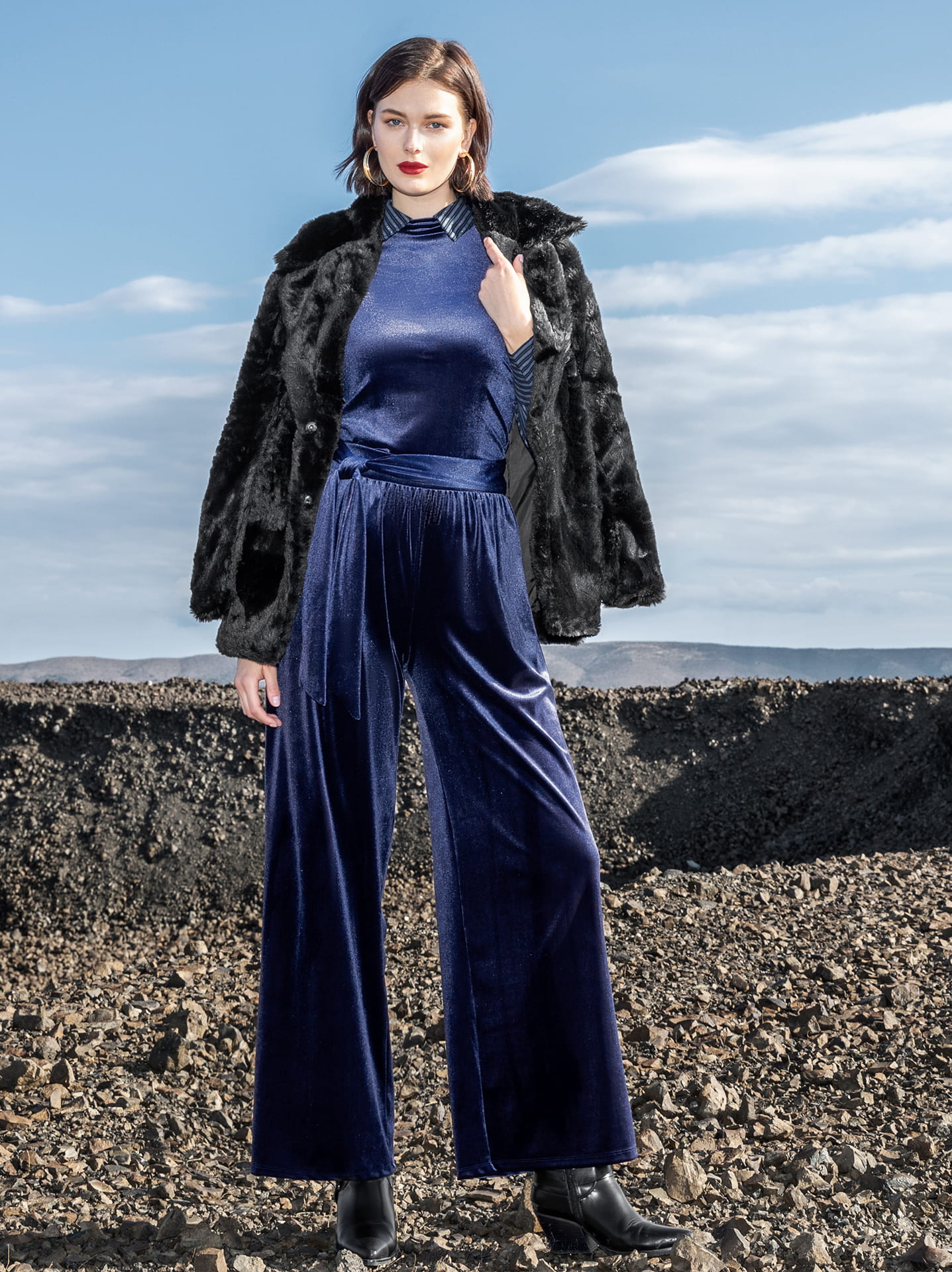 Wide leg trousers velvet with belt in dark blue | Celestino
