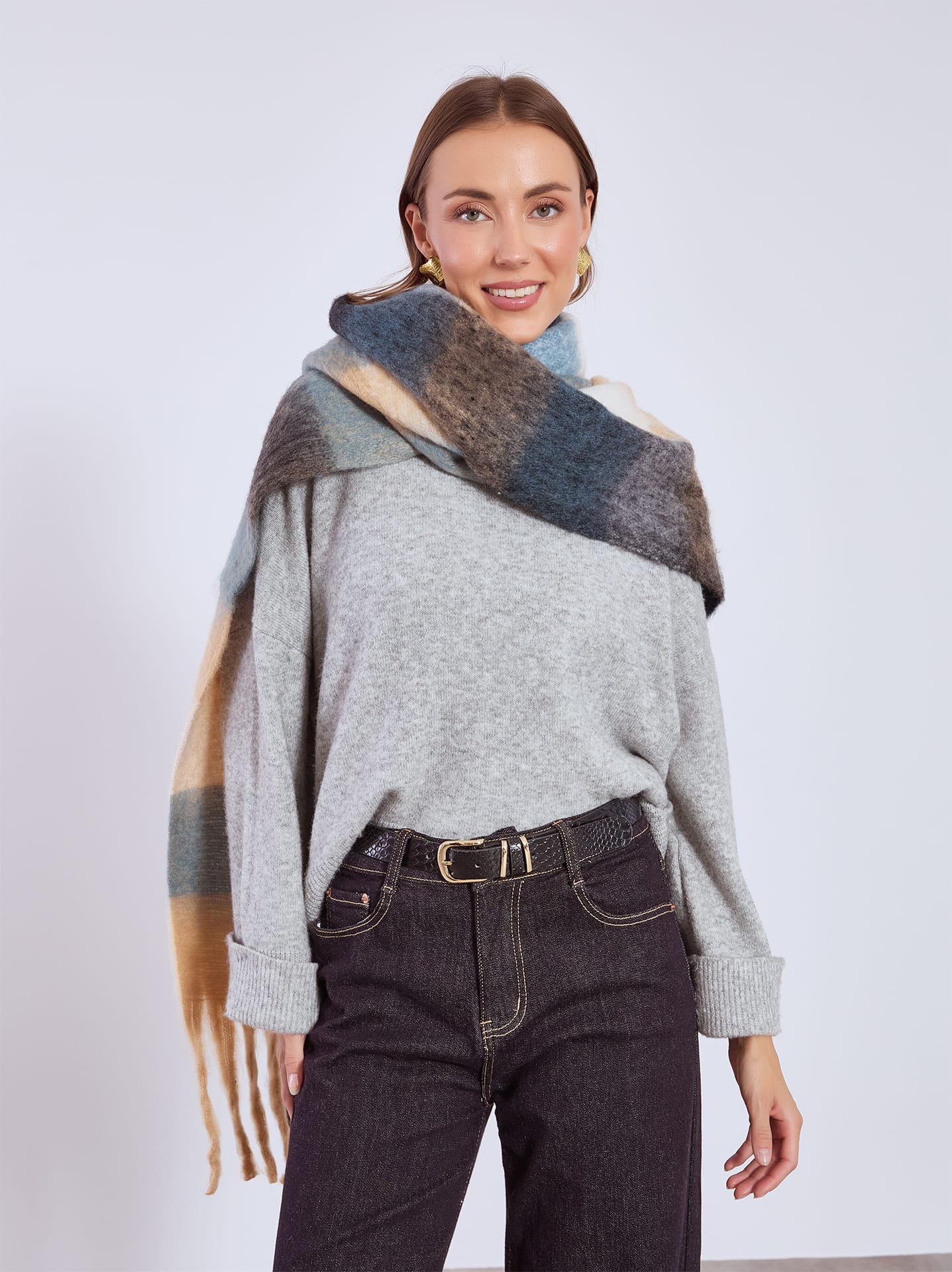 Γκρι πουλόβερ με statement κασκόλ σε μοτίβο