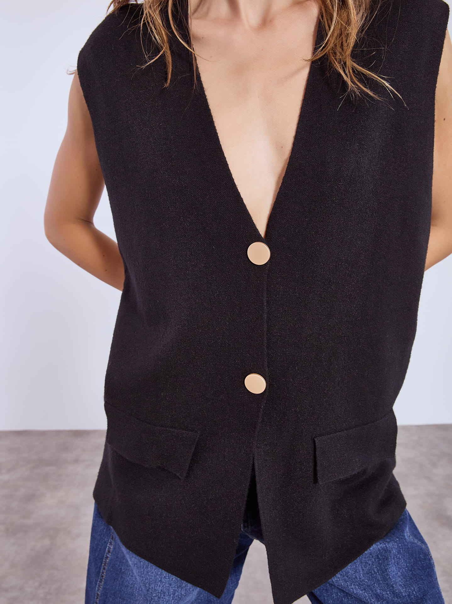 【新品タグ付】UND MANY MOTIF BUTTON VEST Vest knitted with metallic buttons in black, 24.99€ | Celestino