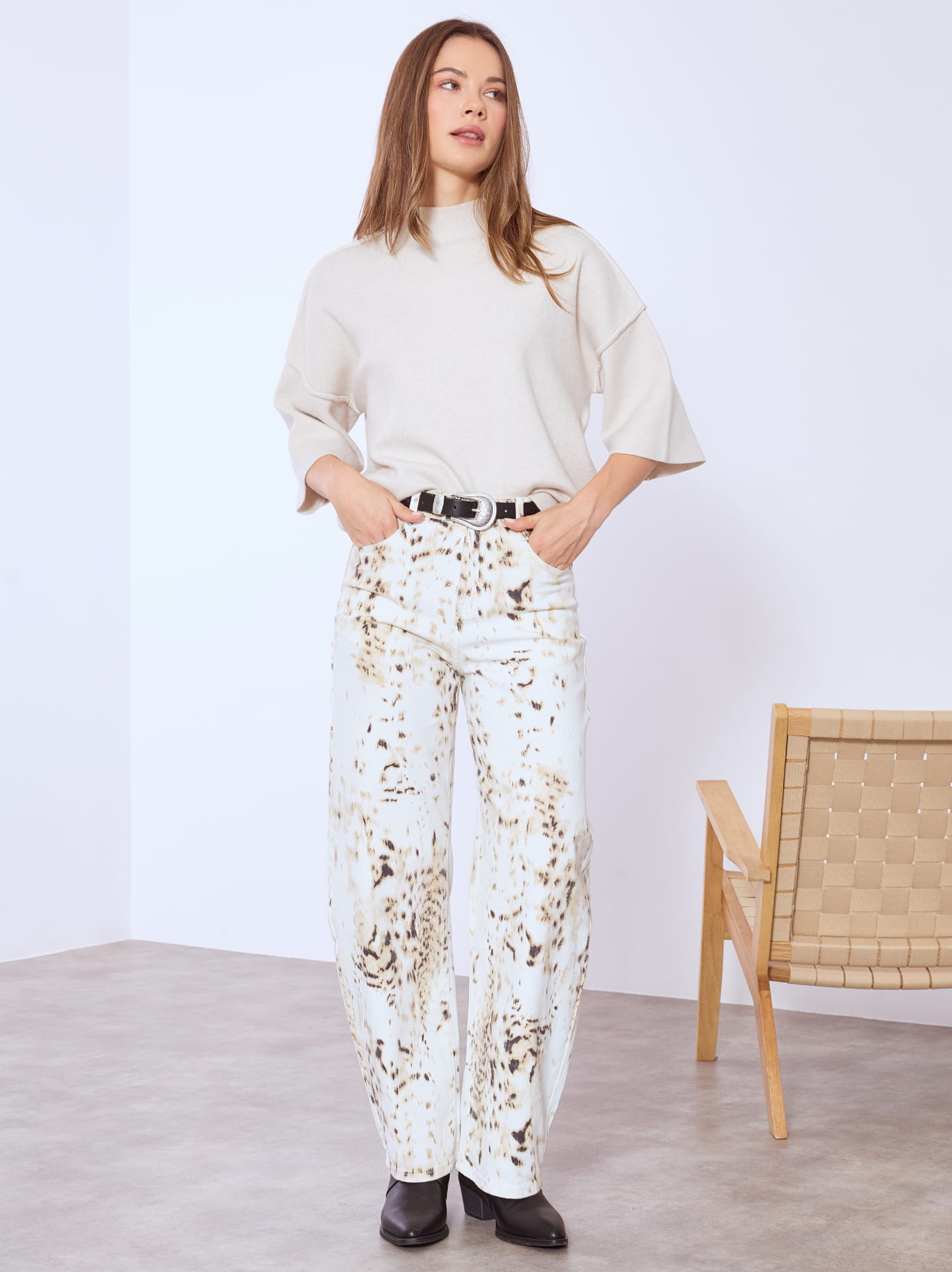 Outfit με λευκό πουλόβερ και μπεζ παντελόνι λεοπάρ