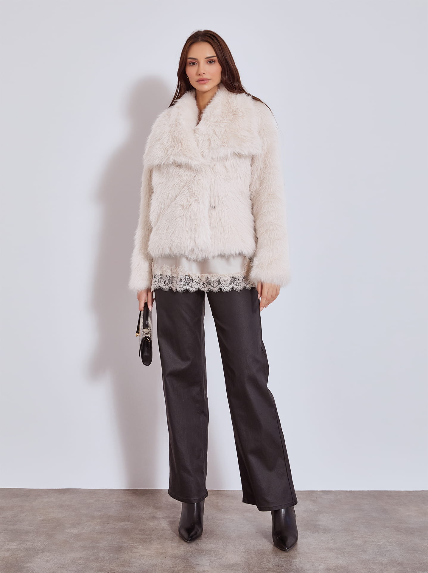 Παντελόνι δερματίνης με lingerie τοπ και faux-fur jacket