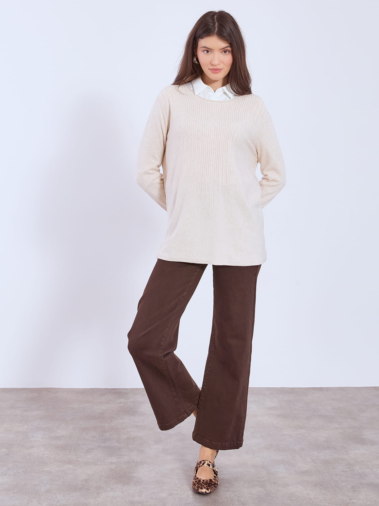 Καφέ παντελόνι με μπεζ πουλόβερ