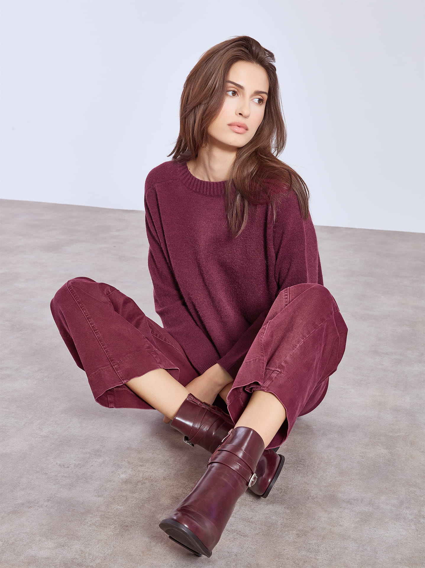 Μπορντό πουλόβερ με ταιριαστό παντελόνι σε μονοχρωμία