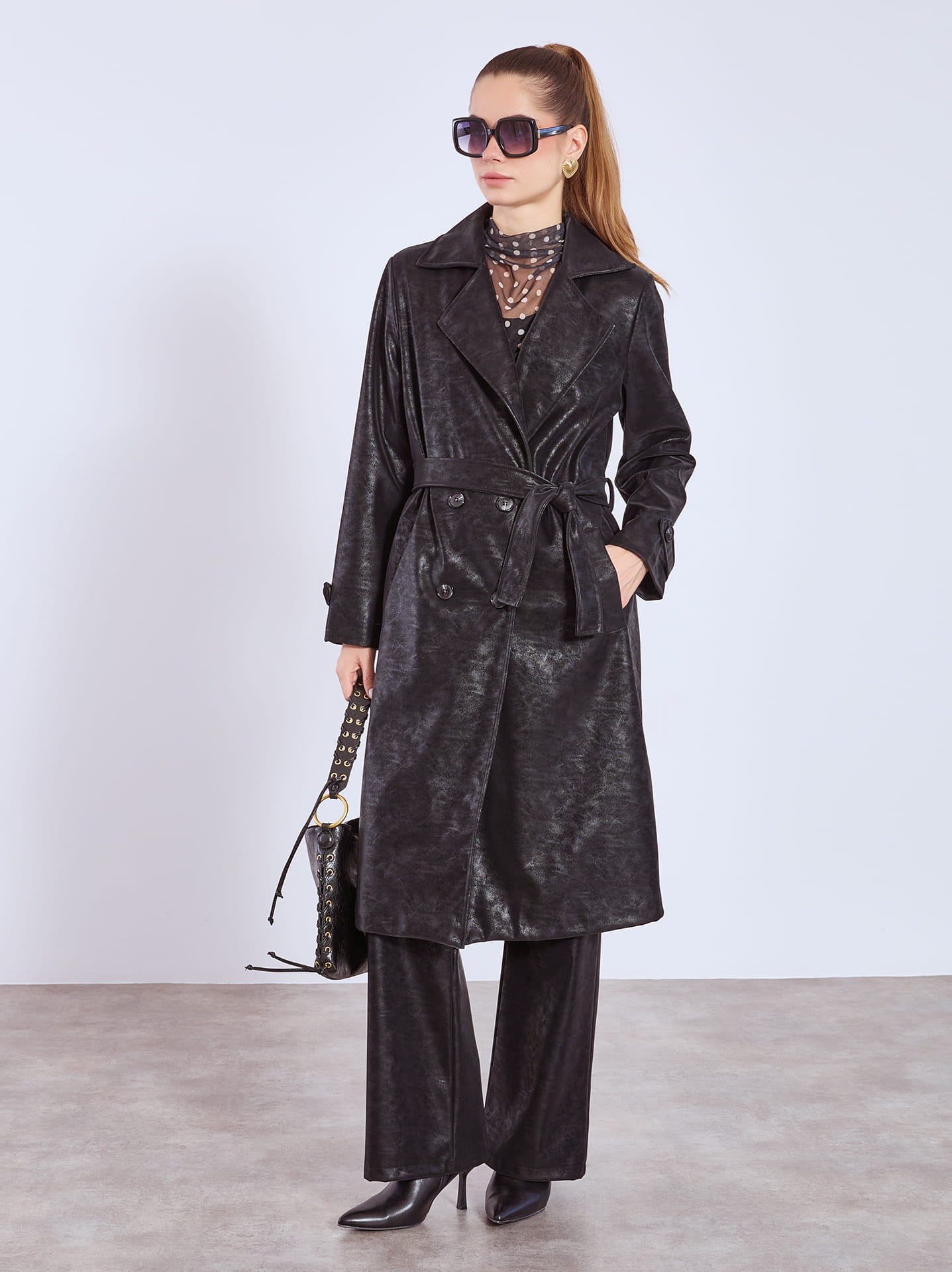 Outfit με μαύρο παλτό