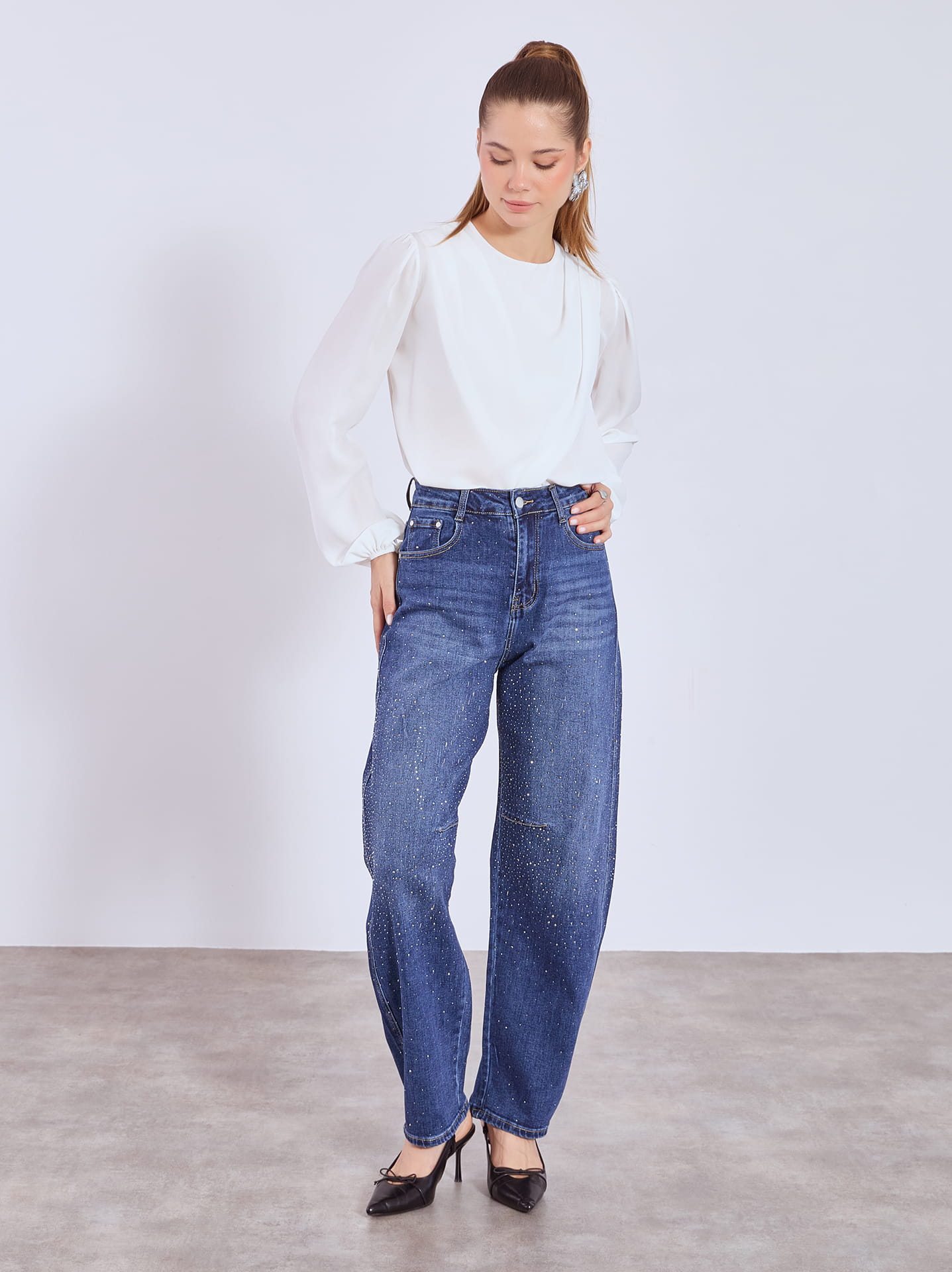 Τοπ με βολάν και λευκό τζιν