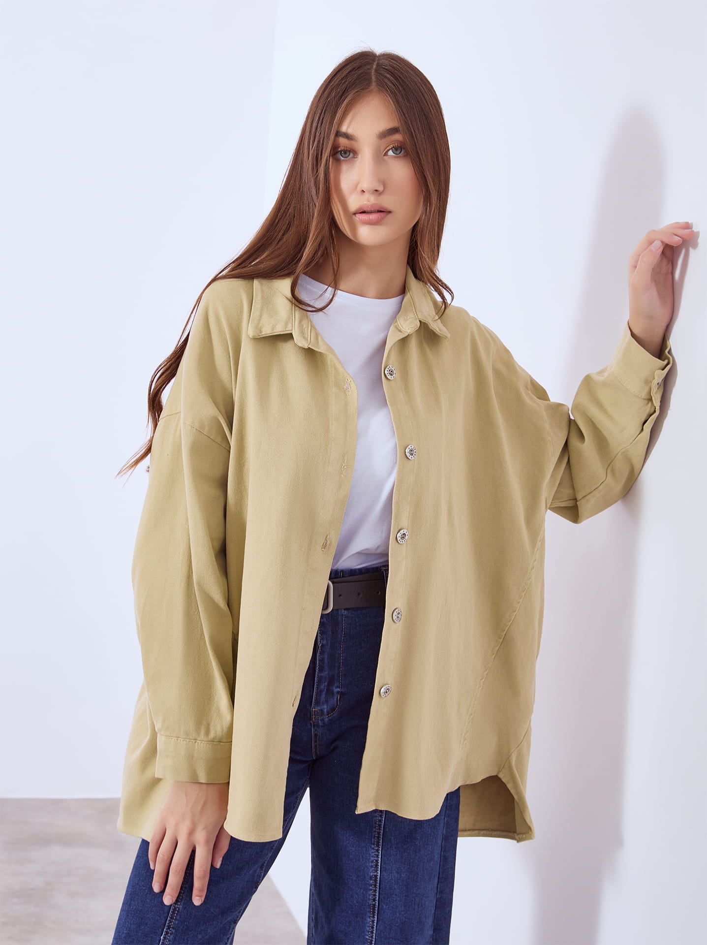 Τζιν με μπεζ overshirt