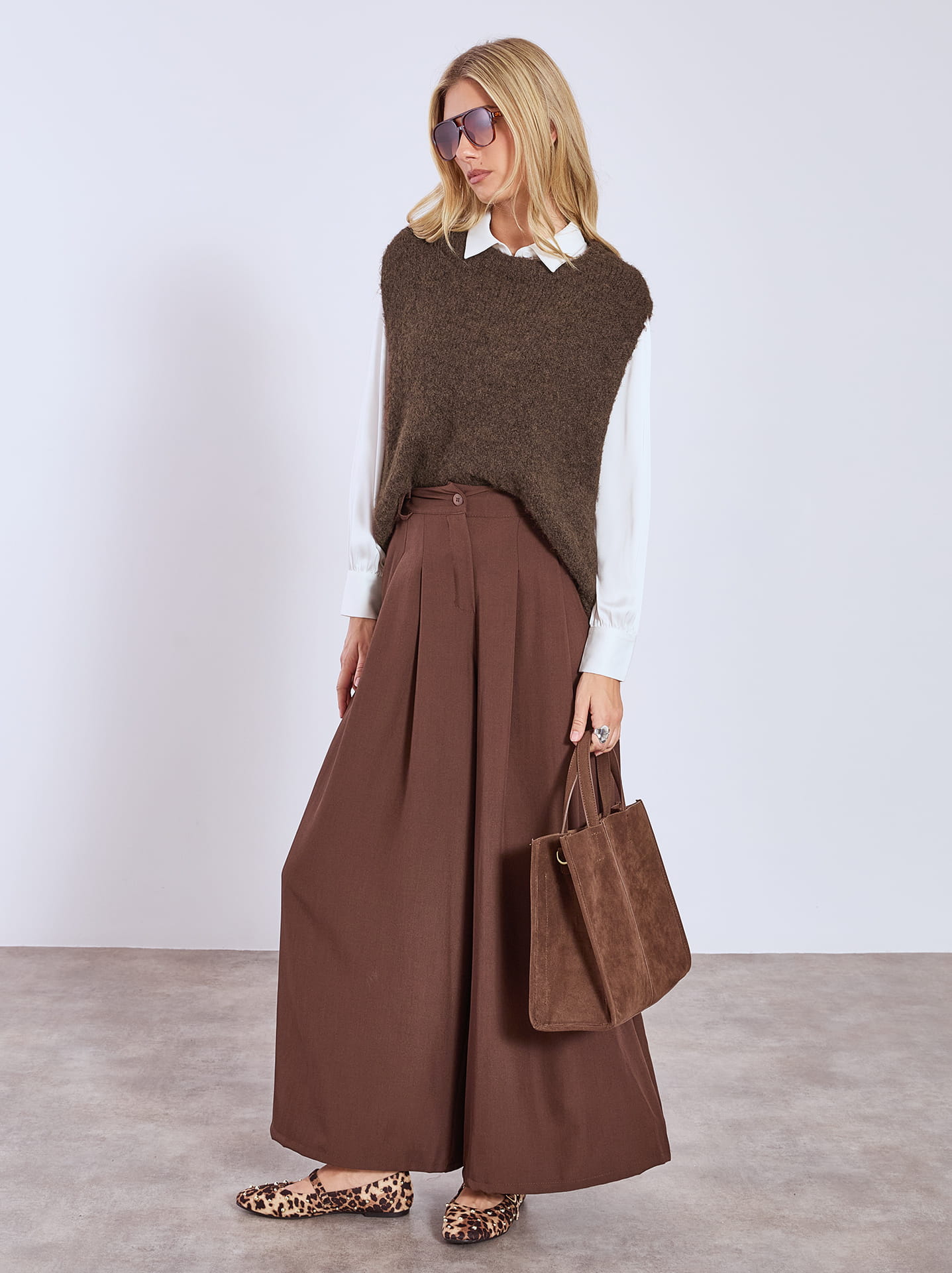 Λευκό πουκάμισο με πλεκτό γιλέκο και ψηλόμεση παντελόνα