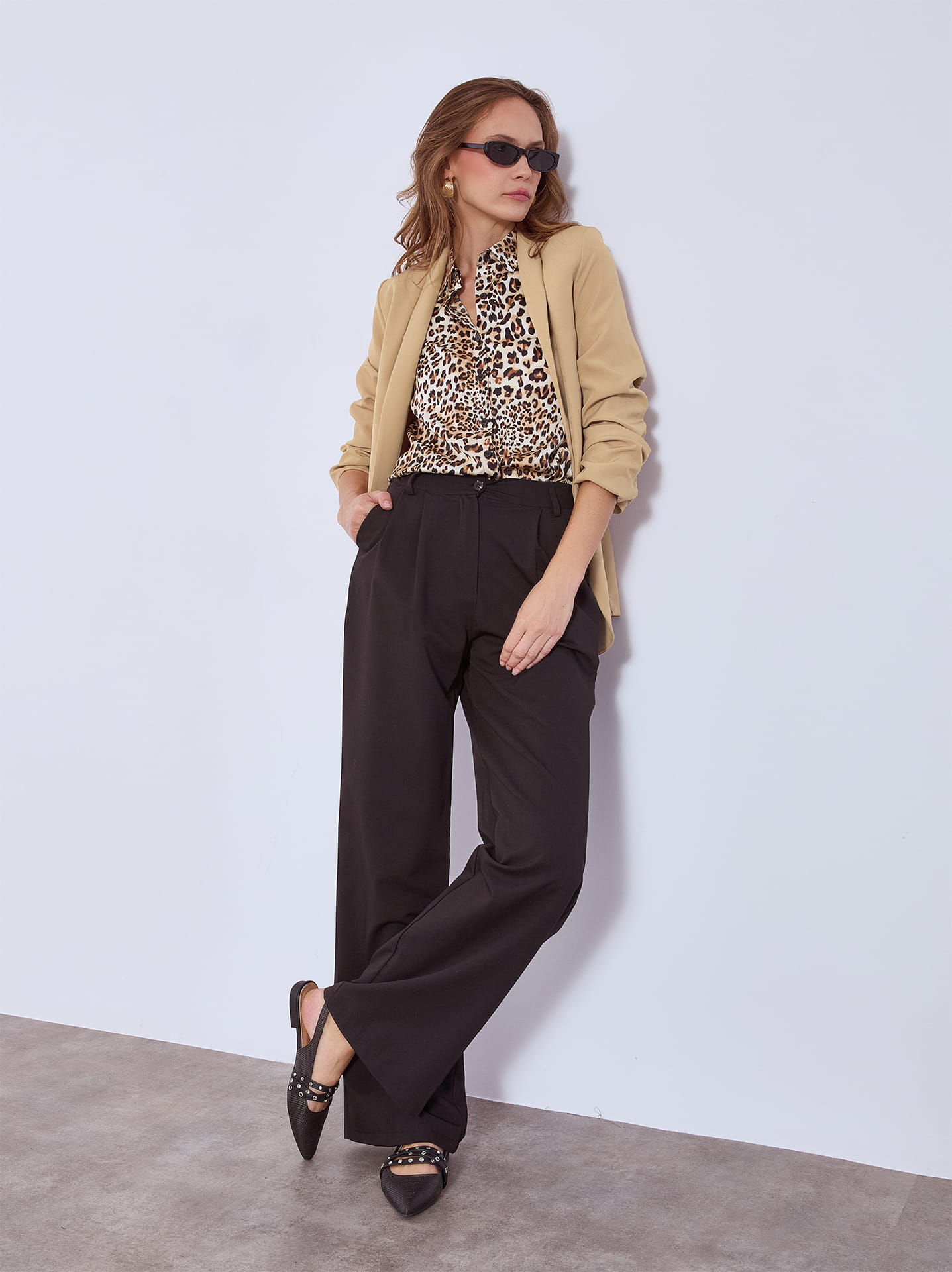 Office look με λεοπάρ πουκάμισο