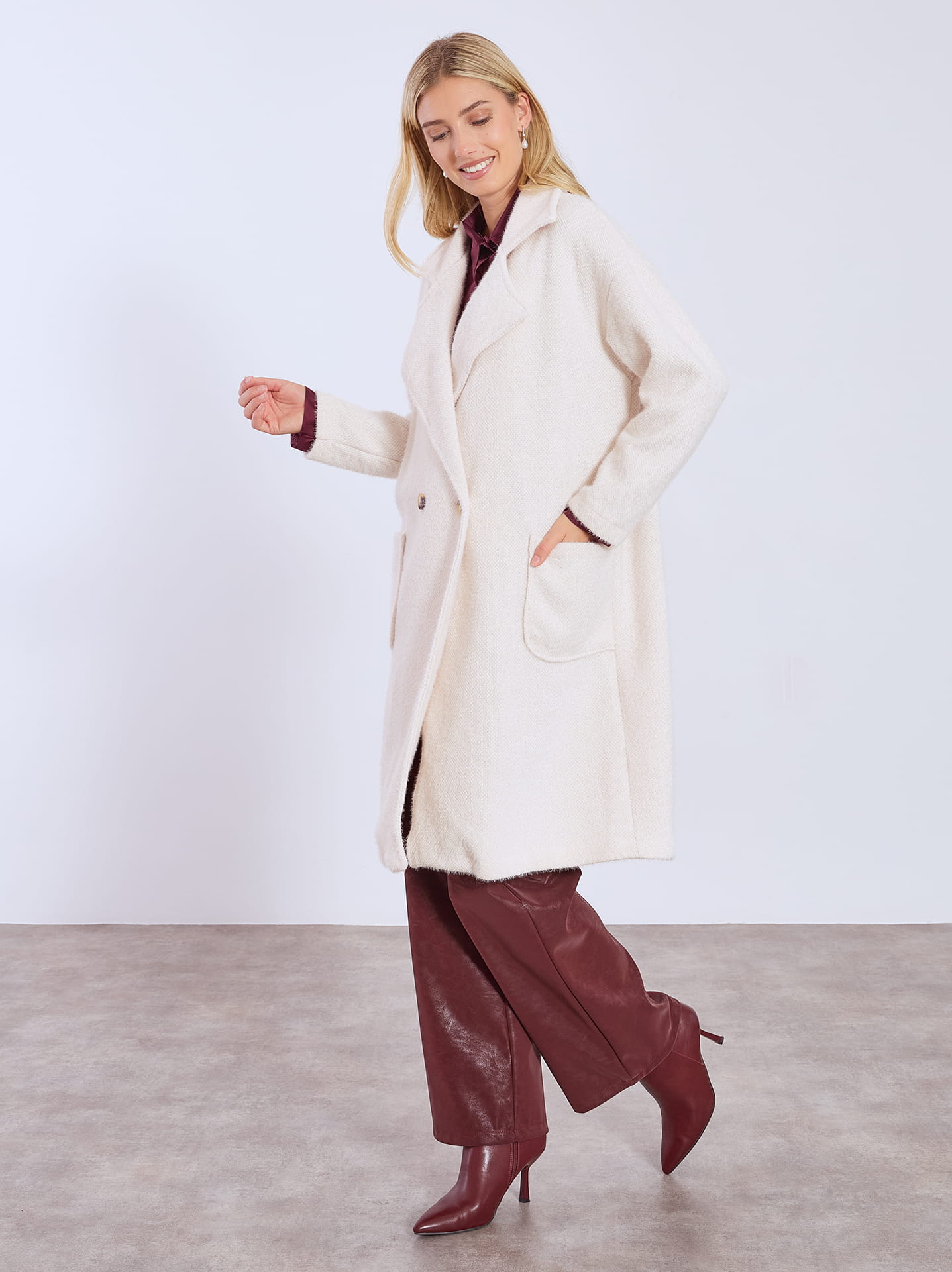 Outfit με λευκό παλτό