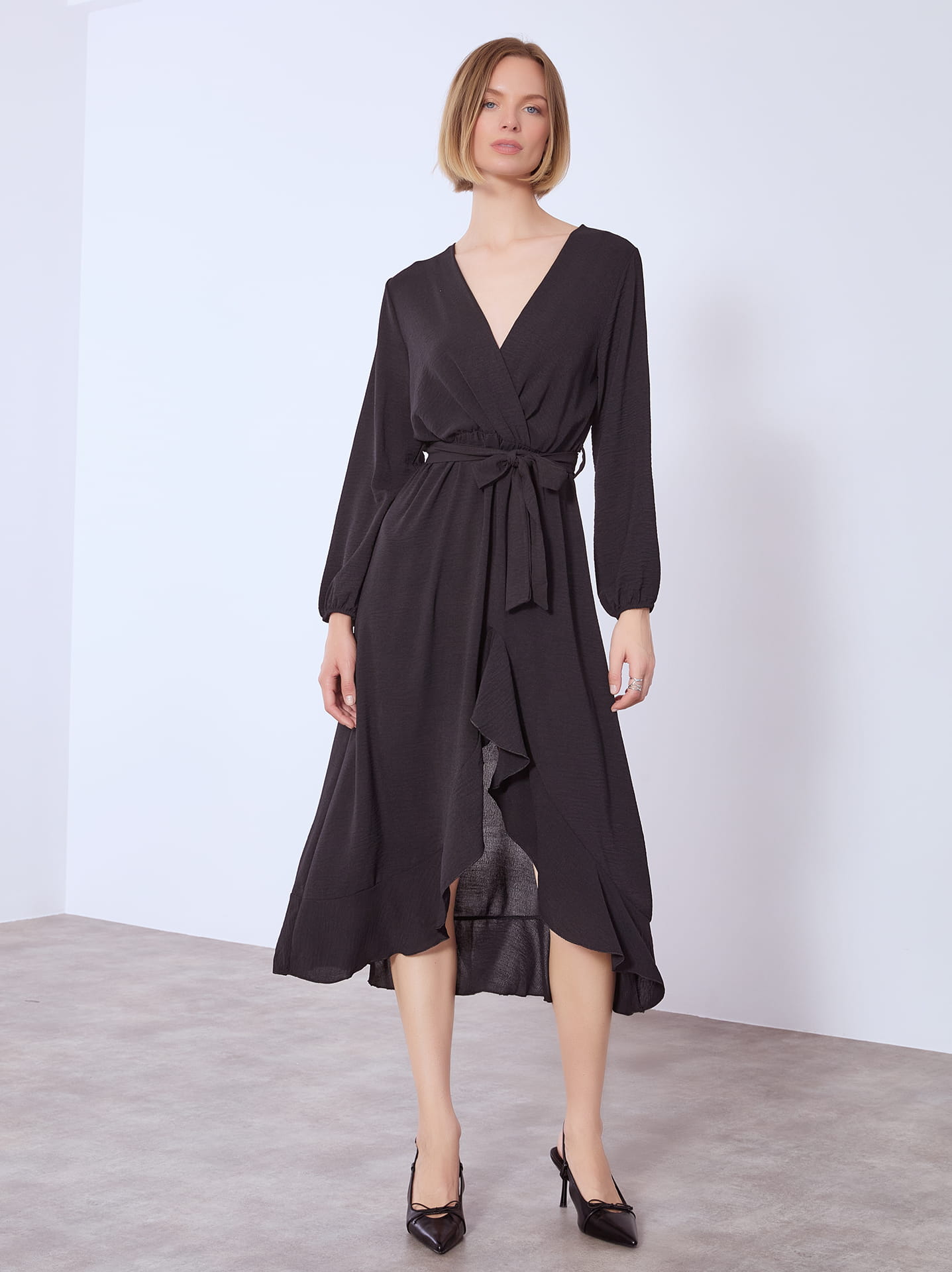 Γυναίκα με μαύρο ασύμμετρο φόρεμα