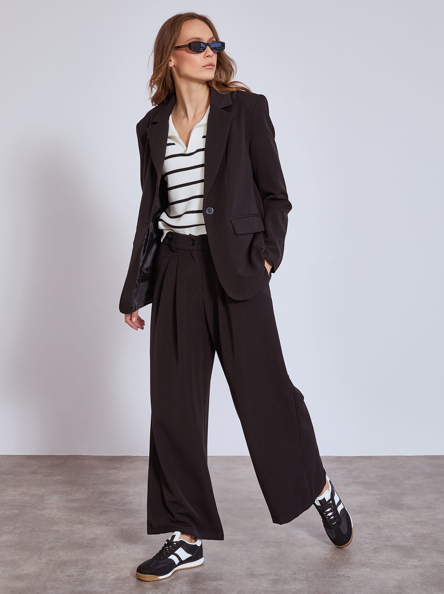 Κοστούμι με sneakers