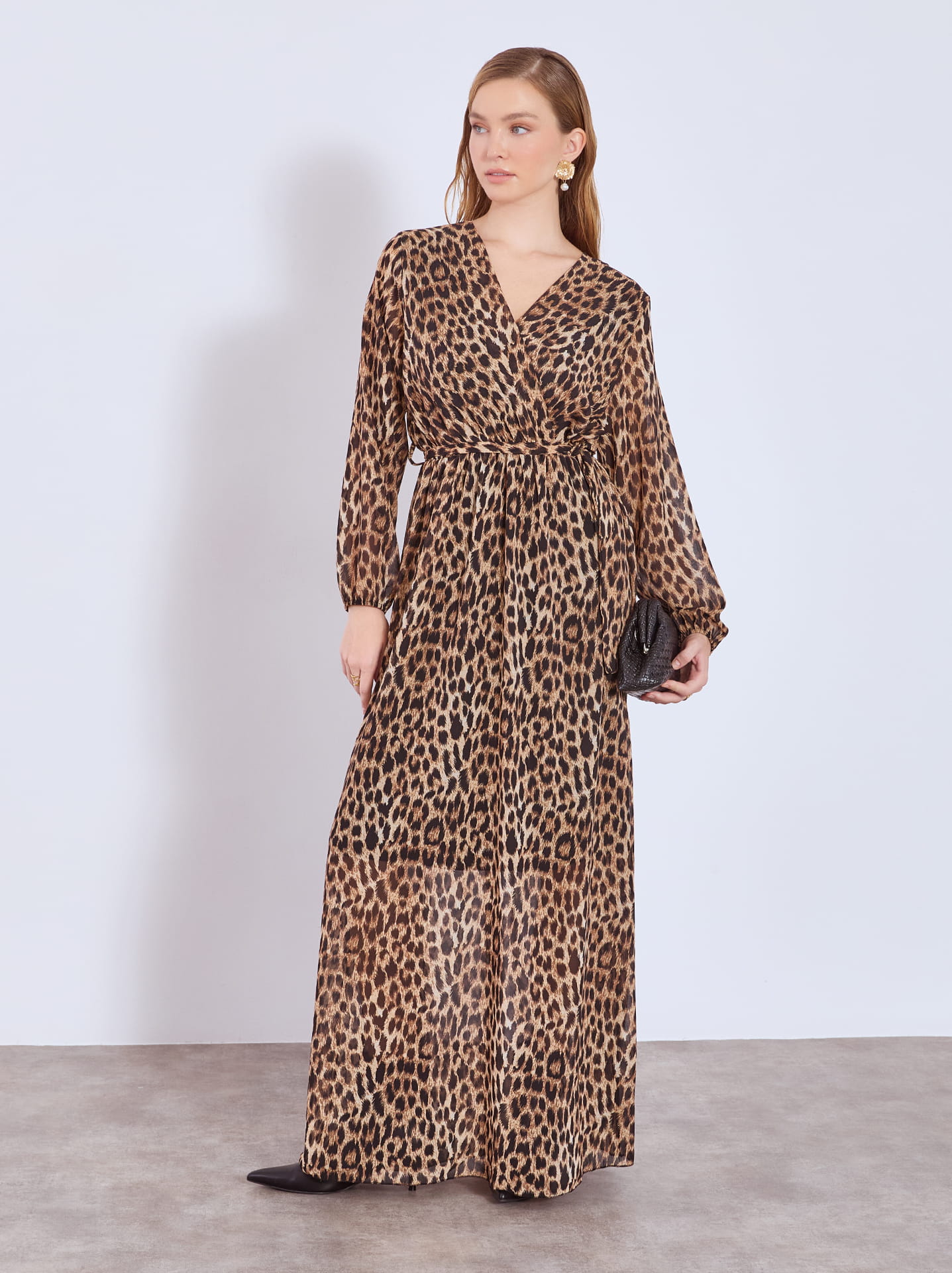 Φόρεμα λεοπάρ με χρυσά σκουκαρίκια